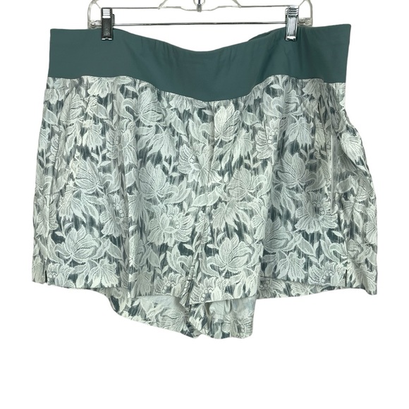 NWT Athleta Trekkie North Athletic Shorts | Ethereal Bloom Magnolia White | 22 - Picture 2 of 11